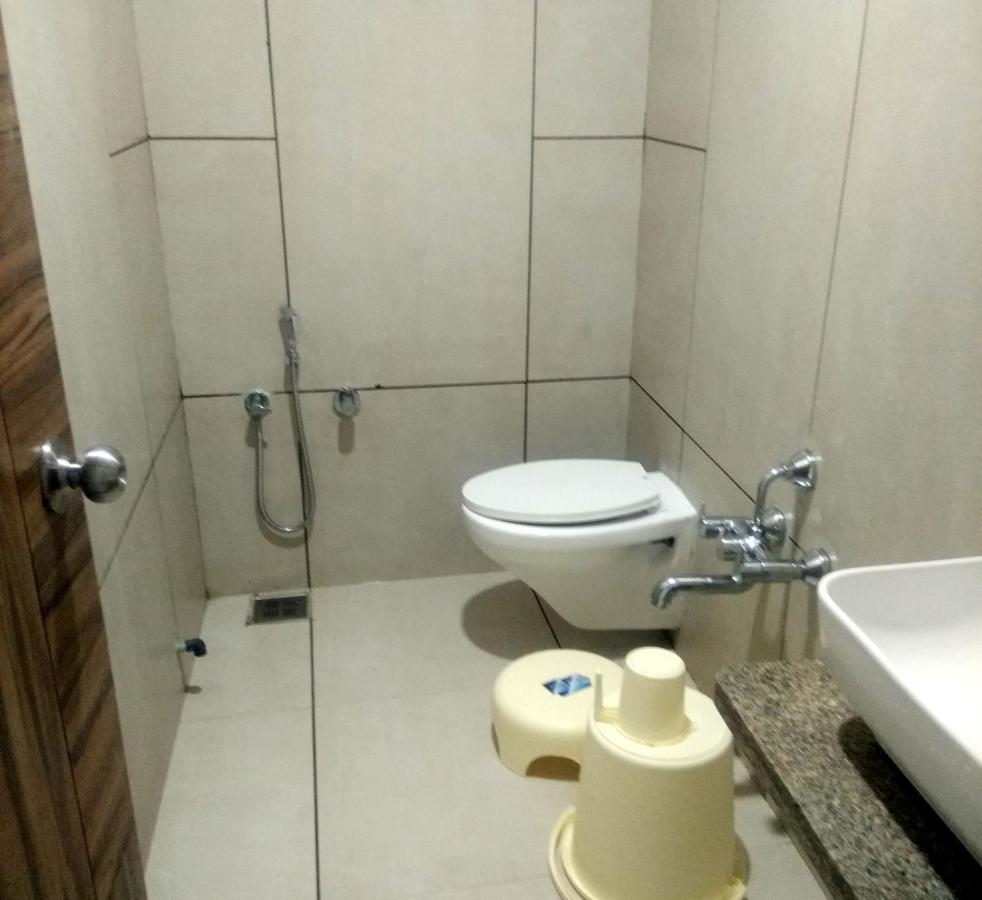 אחמדאבאד Hotel Milan מראה חיצוני תמונה