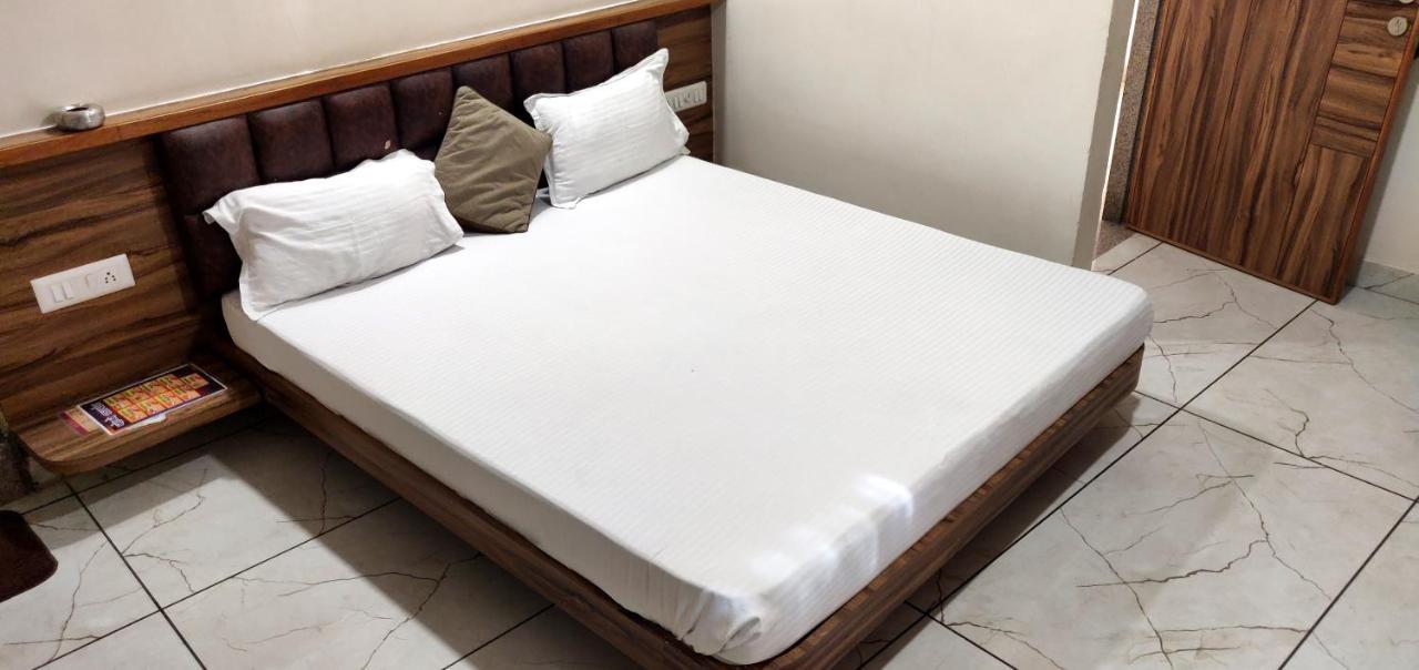 אחמדאבאד Hotel Milan מראה חיצוני תמונה