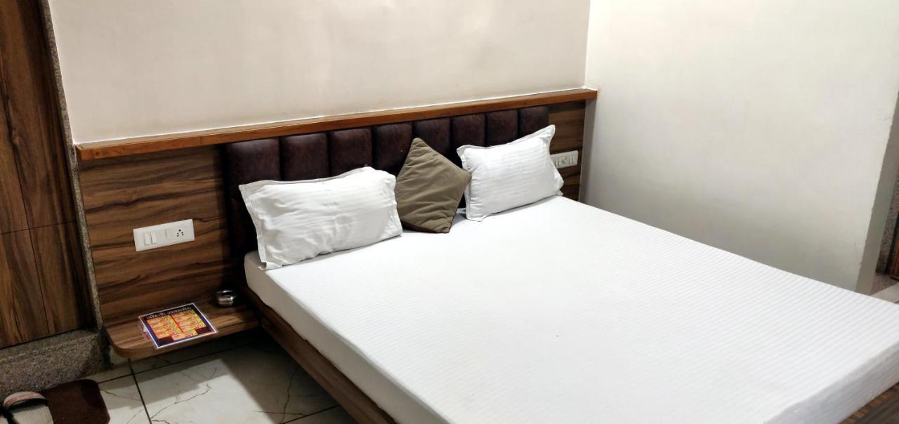 אחמדאבאד Hotel Milan מראה חיצוני תמונה