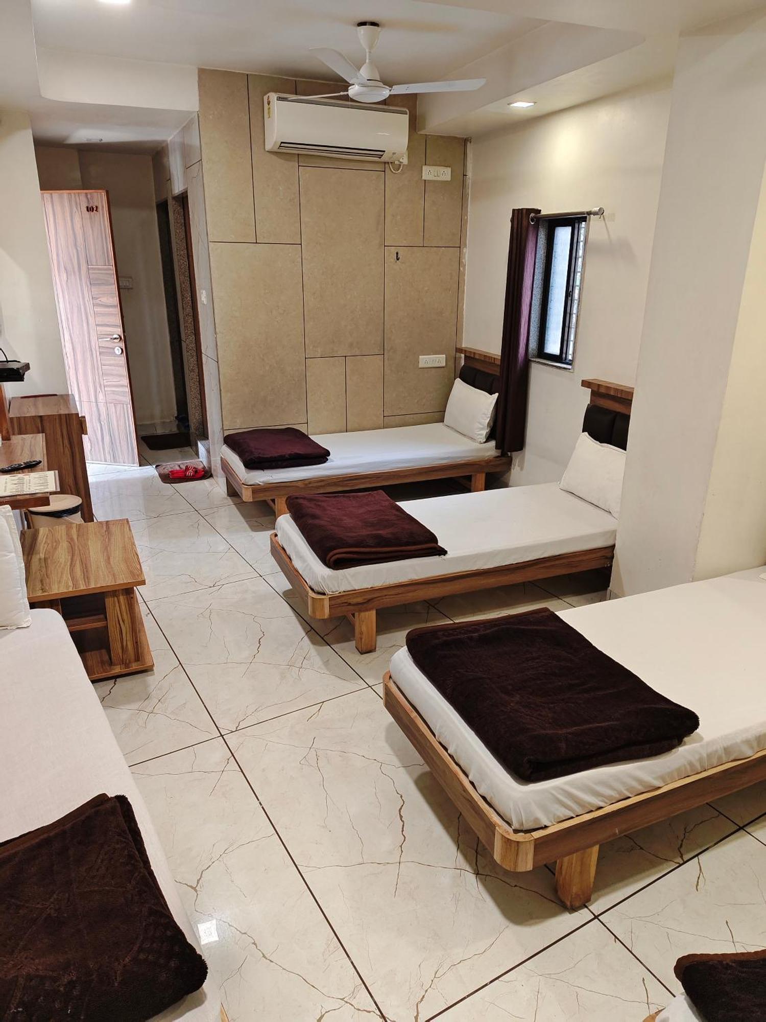 אחמדאבאד Hotel Milan מראה חיצוני תמונה
