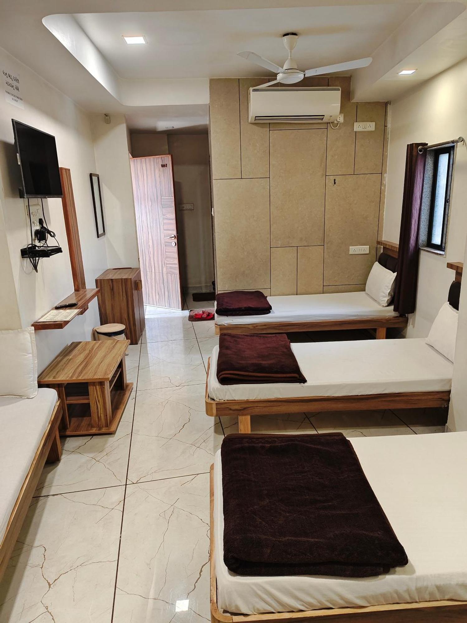 אחמדאבאד Hotel Milan מראה חיצוני תמונה